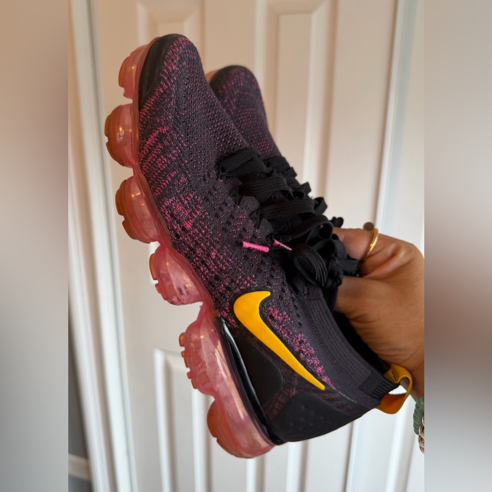 Nike Flyknit Air Vapormax Women's
Size: 8.5 - Picture 6 of 10
